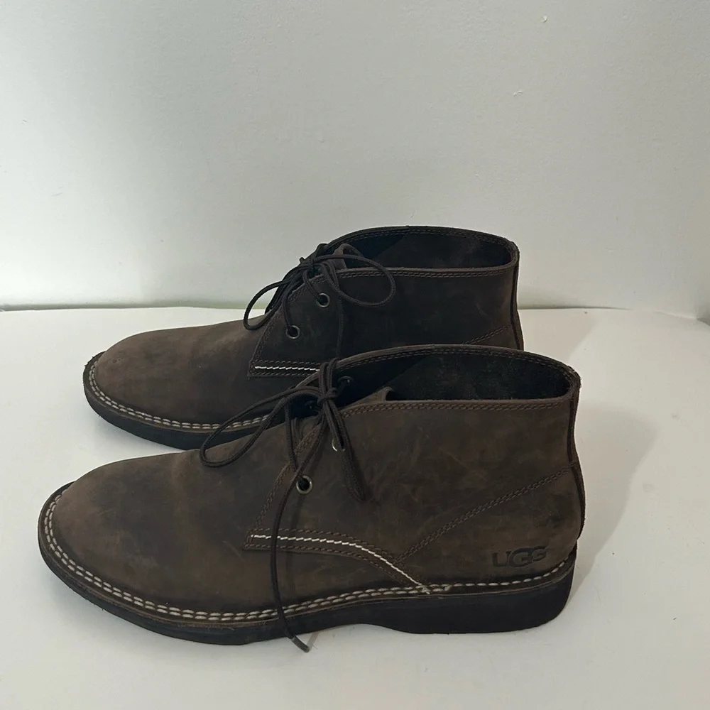 UGG Boots Mens Size 8.5 Chukka Suede Lace Up Logo Shoes Classic Brown Leather